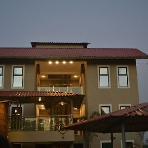 Oyo 11898 Hotel Vhyomaan